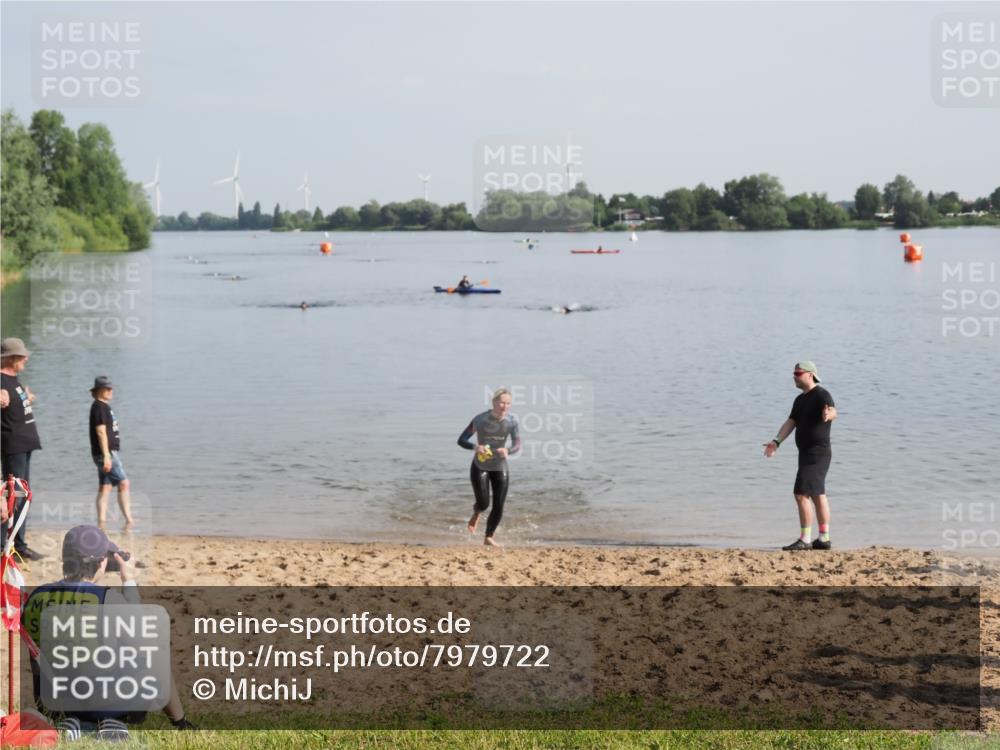 21.06.2025 - 27. Vierlanden-Triathlon MichiJ http://msf.ph/oto/7979722 15.06.2026 08:59:06 Schwimmen 227, 235 meine-sportfotos.de