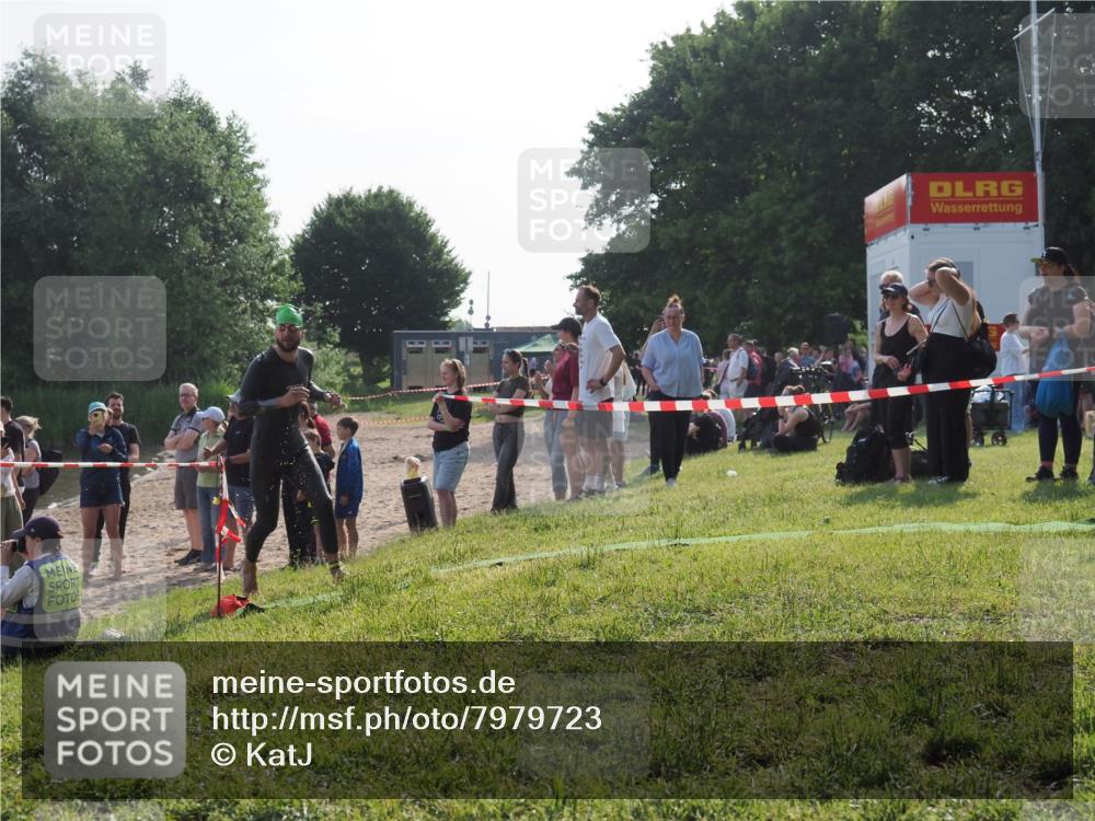 15.06.2025 - 27. Vierlanden-Triathlon KatJ http://msf.ph/oto/7979723 15.06.2025 08:43:52 Schwimmen 32, 84, 113 meine-sportfotos.de