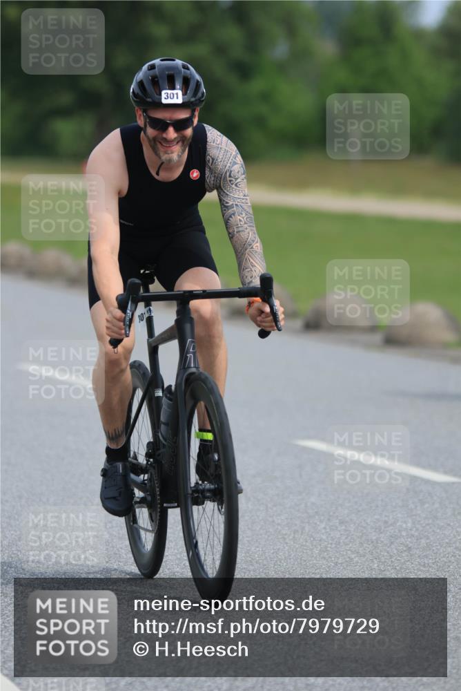 15.06.2025 - 27. Vierlanden-Triathlon H.Heesch http://msf.ph/oto/7979729 15.06.2025 10:35:32 Radfahren 99, 106, 239, 272, 301 meine-sportfotos.de