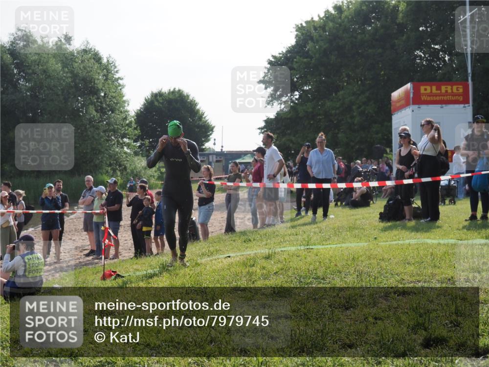 15.06.2025 - 27. Vierlanden-Triathlon KatJ http://msf.ph/oto/7979745 15.06.2025 08:43:53 Schwimmen 84, 113 meine-sportfotos.de
