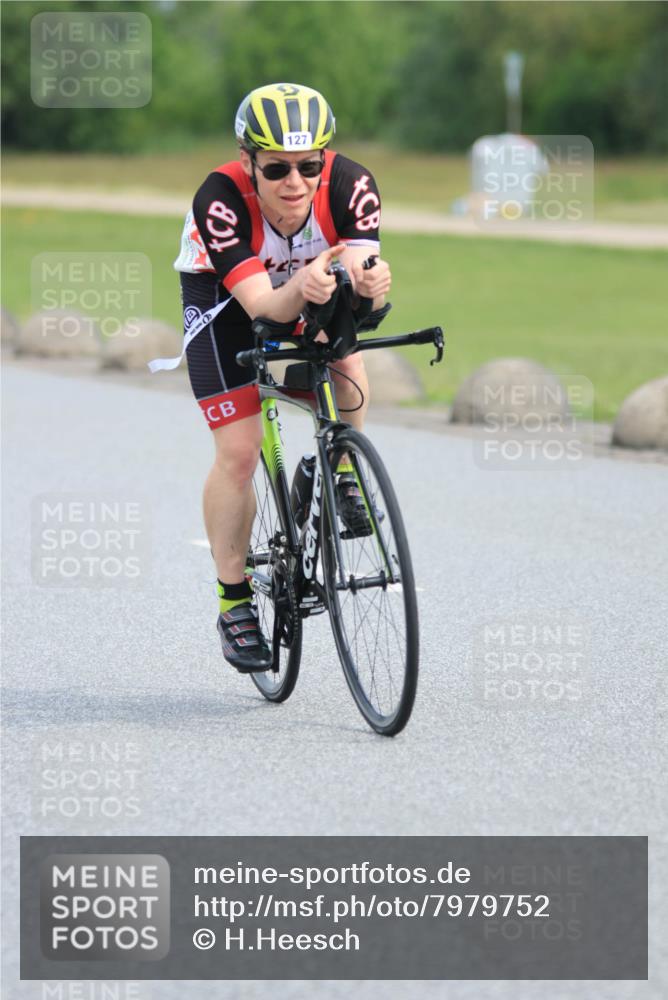 15.06.2025 - 27. Vierlanden-Triathlon H.Heesch http://msf.ph/oto/7979752 15.06.2025 10:35:41 Radfahren 21, 106, 127, 134, 199, 239 meine-sportfotos.de