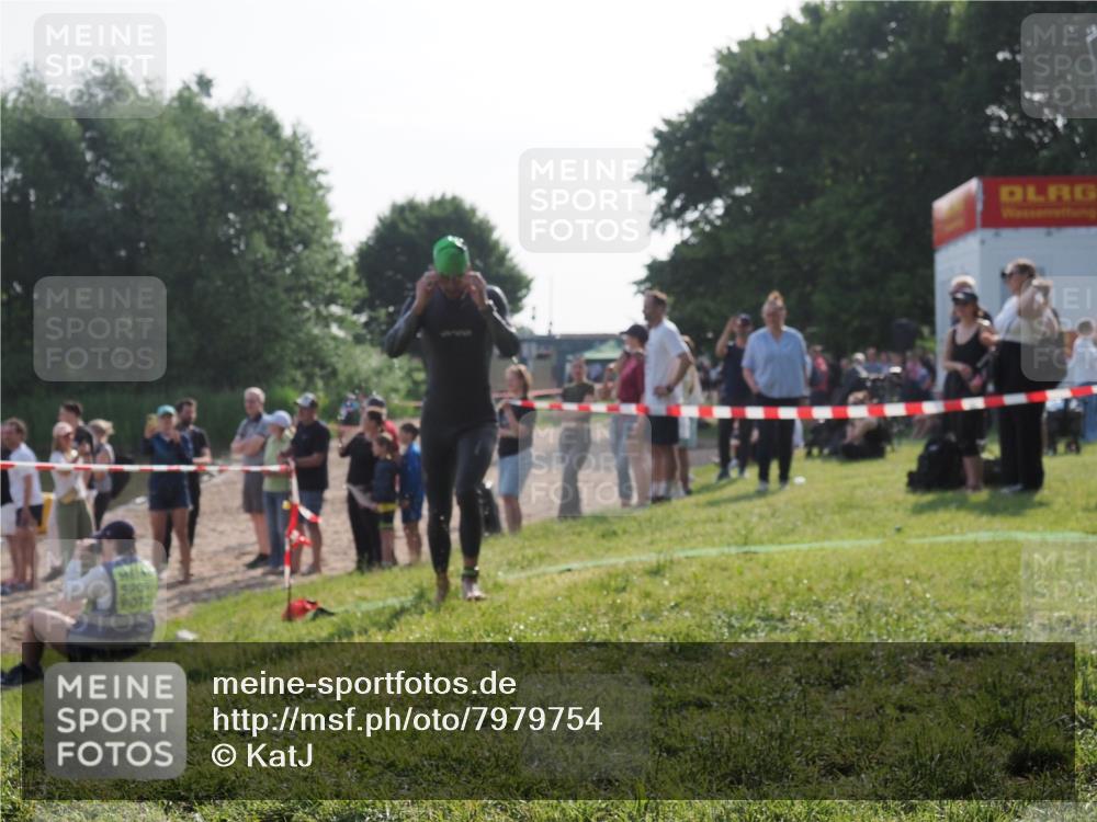 15.06.2025 - 27. Vierlanden-Triathlon KatJ http://msf.ph/oto/7979754 15.06.2025 08:43:54 Schwimmen 23, 84, 113 meine-sportfotos.de