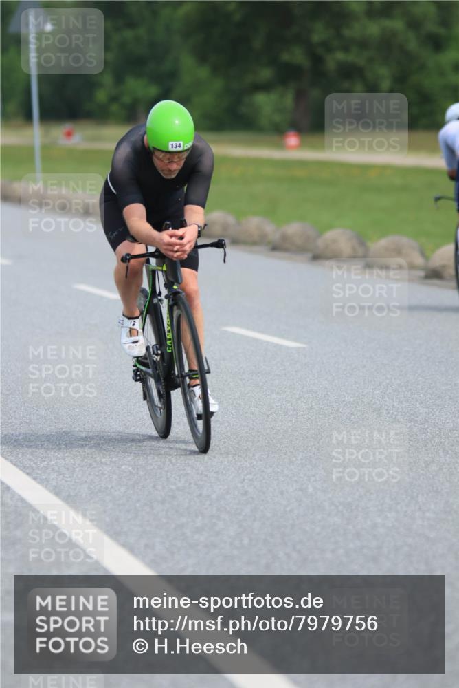 15.06.2025 - 27. Vierlanden-Triathlon H.Heesch http://msf.ph/oto/7979756 15.06.2025 10:35:43 Radfahren 21, 127, 134, 199, 239 meine-sportfotos.de