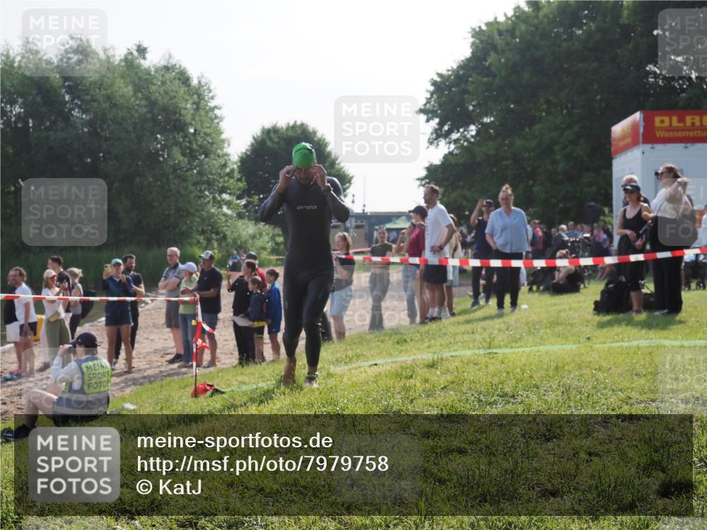 15.06.2025 - 27. Vierlanden-Triathlon KatJ http://msf.ph/oto/7979758 15.06.2025 08:43:54 Schwimmen 23, 84, 113 meine-sportfotos.de