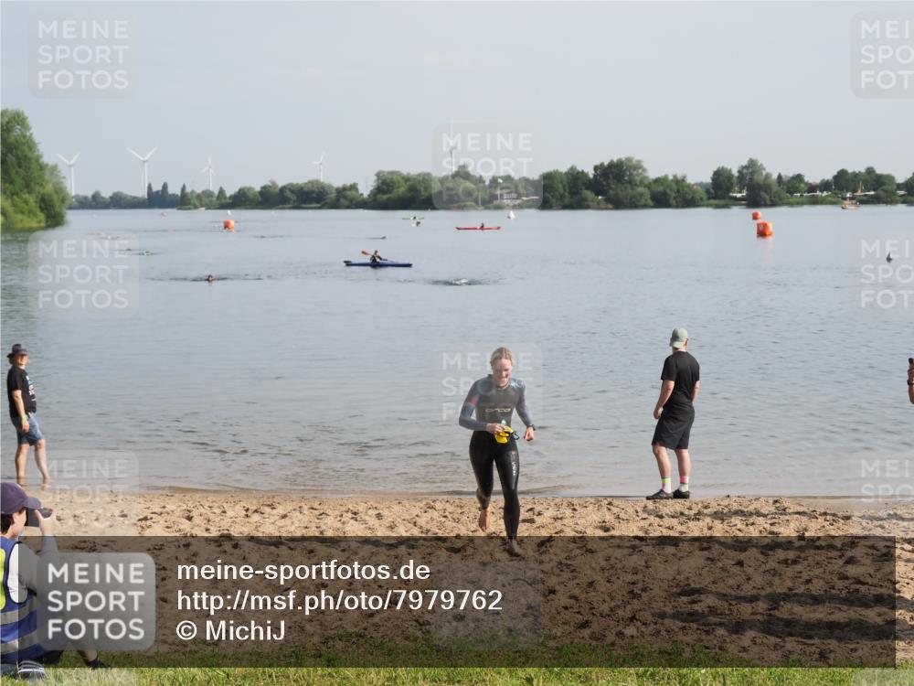 21.06.2025 - 27. Vierlanden-Triathlon MichiJ http://msf.ph/oto/7979762 15.06.2026 08:59:08 Schwimmen 227, 235 meine-sportfotos.de