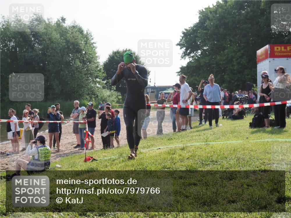 15.06.2025 - 27. Vierlanden-Triathlon KatJ http://msf.ph/oto/7979766 15.06.2025 08:43:54 Schwimmen 23, 84, 113 meine-sportfotos.de