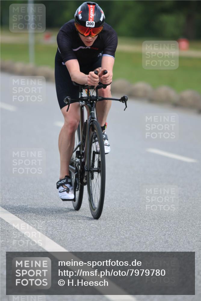 15.06.2025 - 27. Vierlanden-Triathlon H.Heesch http://msf.ph/oto/7979780 15.06.2025 10:35:58 Radfahren 87, 300, 338, 390 meine-sportfotos.de