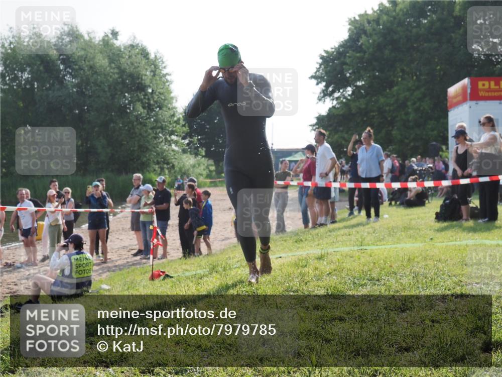 15.06.2025 - 27. Vierlanden-Triathlon KatJ http://msf.ph/oto/7979785 15.06.2025 08:43:55 Schwimmen 23, 84, 113 meine-sportfotos.de