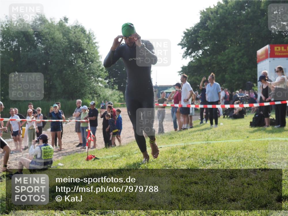 15.06.2025 - 27. Vierlanden-Triathlon KatJ http://msf.ph/oto/7979788 15.06.2025 08:43:55 Schwimmen 23, 84, 113 meine-sportfotos.de