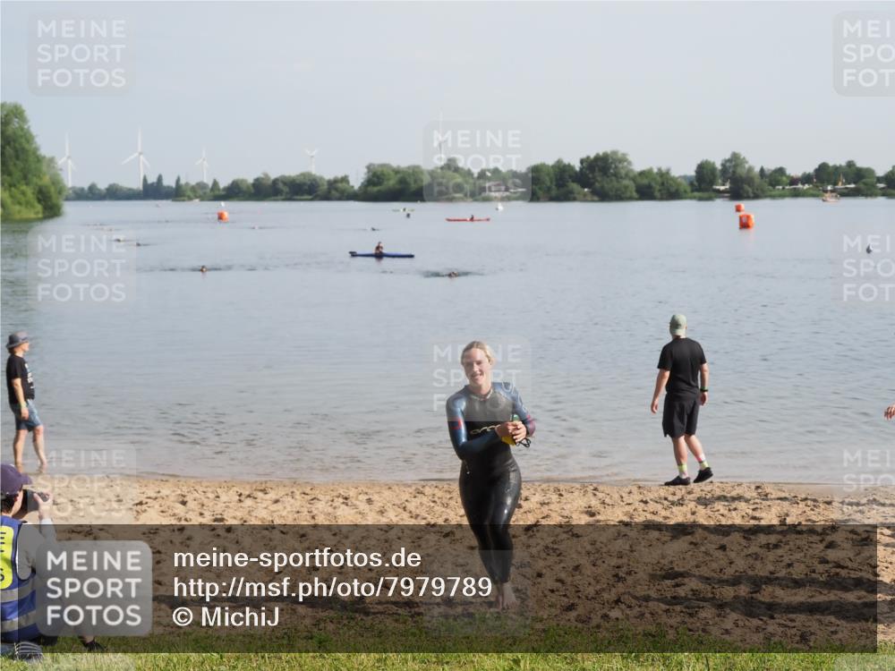 21.06.2025 - 27. Vierlanden-Triathlon MichiJ http://msf.ph/oto/7979789 15.06.2026 08:59:09 Schwimmen 227, 235 meine-sportfotos.de