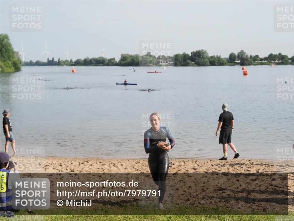 21.06.2025 - 27. Vierlanden-Triathlon MichiJ http://msf.ph/oto/7979791 15.06.2026 08:59:09 Schwimmen 227, 235 meine-sportfotos.de