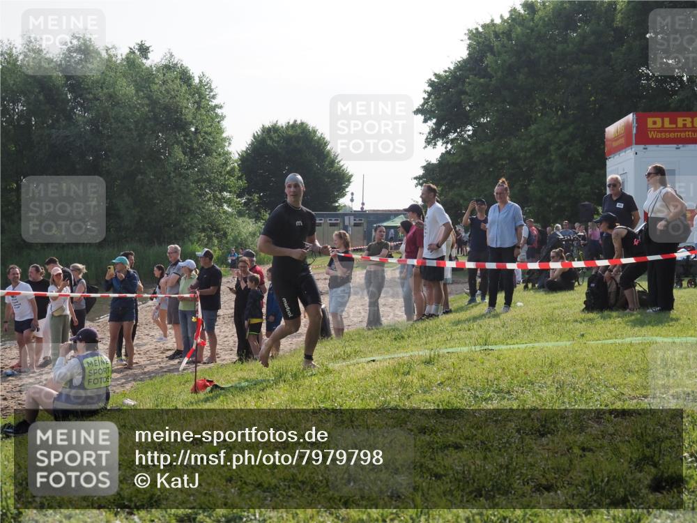 15.06.2025 - 27. Vierlanden-Triathlon KatJ http://msf.ph/oto/7979798 15.06.2025 08:43:56 Schwimmen 23, 84, 113 meine-sportfotos.de