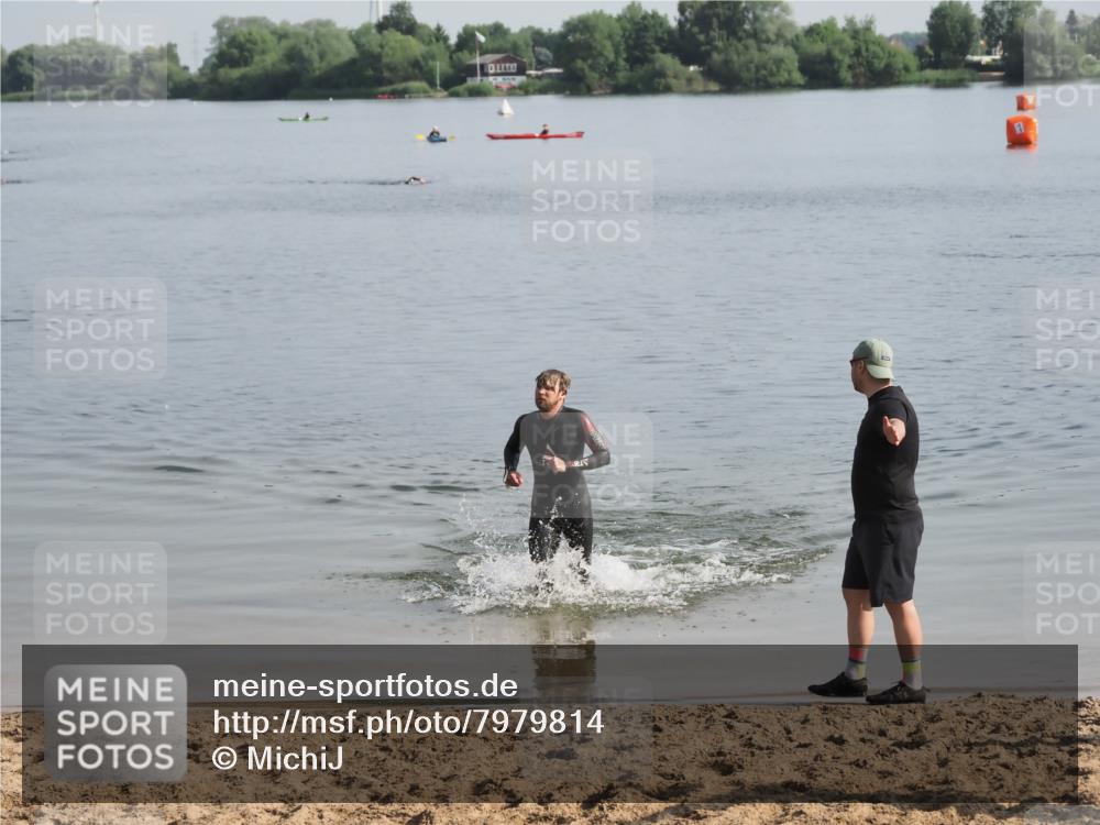 21.06.2025 - 27. Vierlanden-Triathlon MichiJ http://msf.ph/oto/7979814 15.06.2026 08:59:51 Schwimmen 241 meine-sportfotos.de