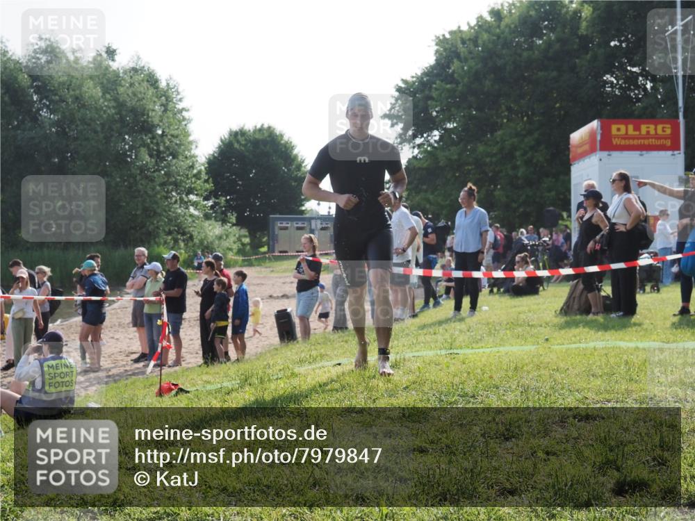 15.06.2025 - 27. Vierlanden-Triathlon KatJ http://msf.ph/oto/7979847 15.06.2025 08:43:58 Schwimmen 23, 84, 113, 183 meine-sportfotos.de