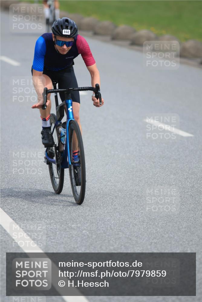 15.06.2025 - 27. Vierlanden-Triathlon H.Heesch http://msf.ph/oto/7979859 15.06.2025 10:36:38 Radfahren 102, 147, 276, 283 meine-sportfotos.de