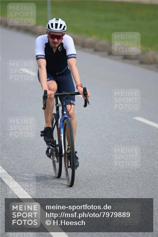 15.06.2025 - 27. Vierlanden-Triathlon H.Heesch http://msf.ph/oto/7979889 15.06.2025 10:36:43 Radfahren 102, 276, 283 meine-sportfotos.de