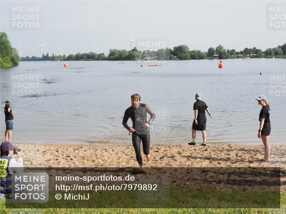 21.06.2025 - 27. Vierlanden-Triathlon MichiJ http://msf.ph/oto/7979892 15.06.2026 08:59:55 Schwimmen 241 meine-sportfotos.de