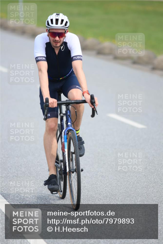 15.06.2025 - 27. Vierlanden-Triathlon H.Heesch http://msf.ph/oto/7979893 15.06.2025 10:36:43 Radfahren 102, 276, 283 meine-sportfotos.de