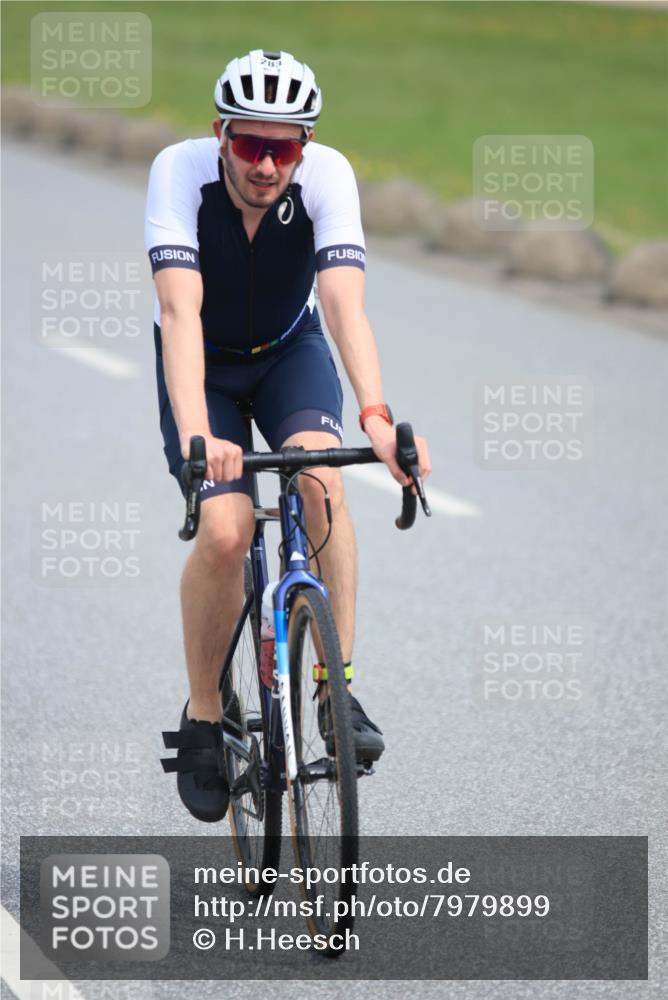 15.06.2025 - 27. Vierlanden-Triathlon H.Heesch http://msf.ph/oto/7979899 15.06.2025 10:36:43 Radfahren 102, 276, 283 meine-sportfotos.de
