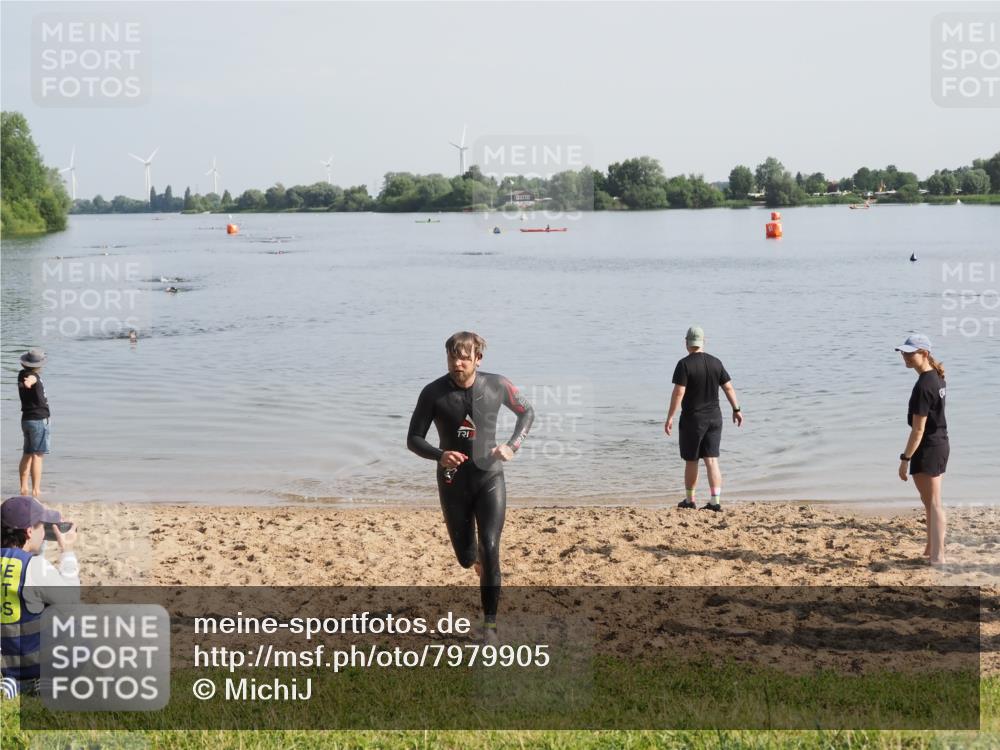 21.06.2025 - 27. Vierlanden-Triathlon MichiJ http://msf.ph/oto/7979905 15.06.2026 08:59:56 Schwimmen 241 meine-sportfotos.de