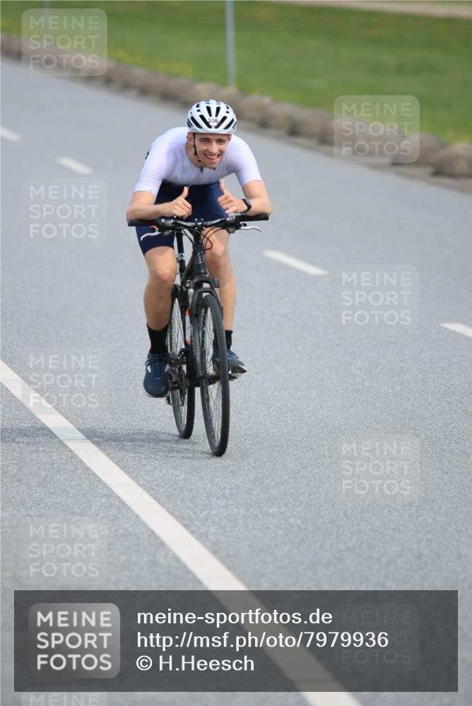 15.06.2025 - 27. Vierlanden-Triathlon H.Heesch http://msf.ph/oto/7979936 15.06.2025 10:37:03 Radfahren 11, 65, 111, 160, 237, 306, 397 meine-sportfotos.de
