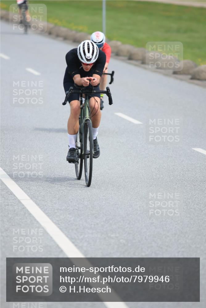 15.06.2025 - 27. Vierlanden-Triathlon H.Heesch http://msf.ph/oto/7979946 15.06.2025 10:37:08 Radfahren 65, 111, 160, 237, 306, 337 meine-sportfotos.de