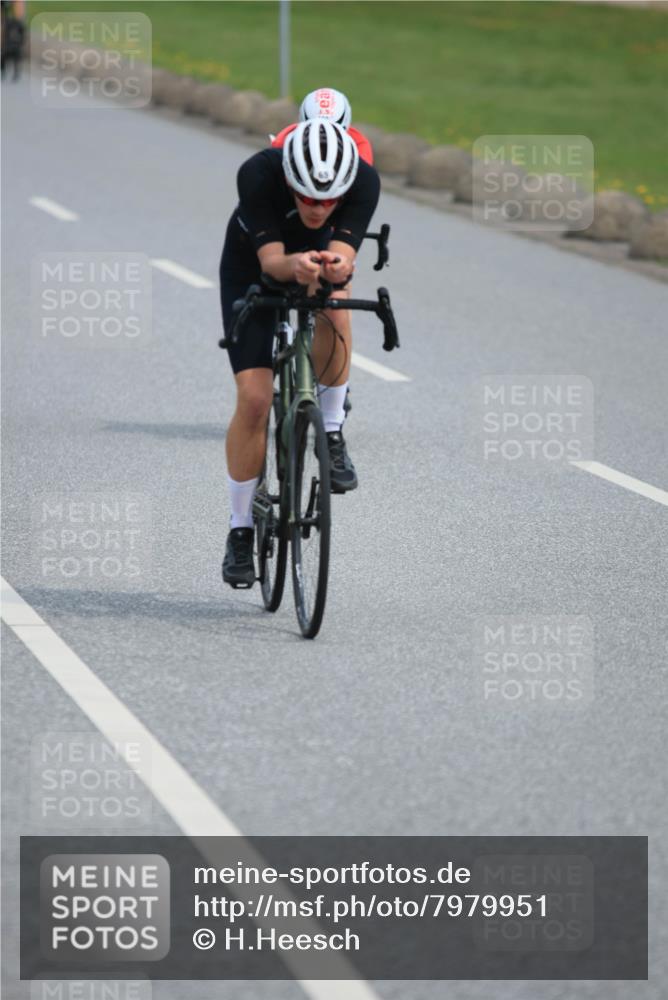 15.06.2025 - 27. Vierlanden-Triathlon H.Heesch http://msf.ph/oto/7979951 15.06.2025 10:37:08 Radfahren 65, 111, 160, 237, 306, 337 meine-sportfotos.de
