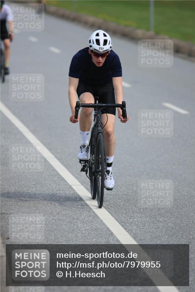 15.06.2025 - 27. Vierlanden-Triathlon H.Heesch http://msf.ph/oto/7979955 15.06.2025 10:37:10 Radfahren 65, 111, 135, 160, 202, 237, 337 meine-sportfotos.de