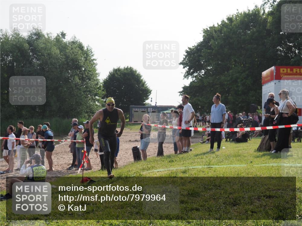 15.06.2025 - 27. Vierlanden-Triathlon KatJ http://msf.ph/oto/7979964 15.06.2025 08:44:04 Schwimmen 23, 84, 97, 153, 183 meine-sportfotos.de