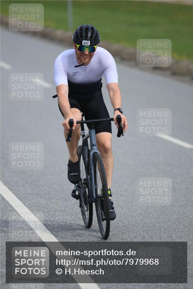 15.06.2025 - 27. Vierlanden-Triathlon H.Heesch http://msf.ph/oto/7979968 15.06.2025 10:37:13 Radfahren 65, 111, 135, 160, 202, 237, 337 meine-sportfotos.de