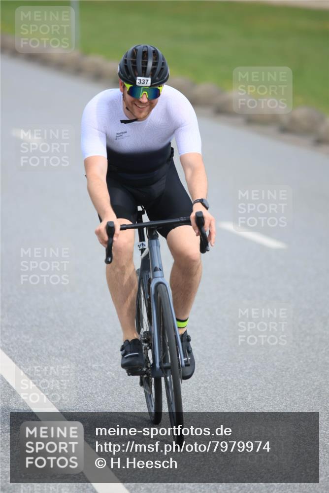 15.06.2025 - 27. Vierlanden-Triathlon H.Heesch http://msf.ph/oto/7979974 15.06.2025 10:37:13 Radfahren 65, 111, 135, 160, 202, 237, 337 meine-sportfotos.de