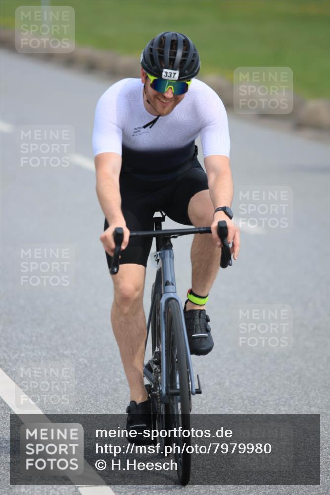 15.06.2025 - 27. Vierlanden-Triathlon H.Heesch http://msf.ph/oto/7979980 15.06.2025 10:37:13 Radfahren 65, 111, 135, 160, 202, 237, 337 meine-sportfotos.de
