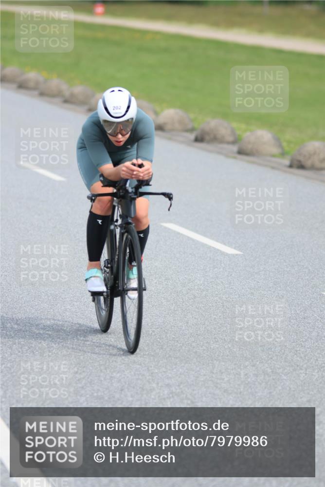 15.06.2025 - 27. Vierlanden-Triathlon H.Heesch http://msf.ph/oto/7979986 15.06.2025 10:37:17 Radfahren 63, 135, 202, 337 meine-sportfotos.de