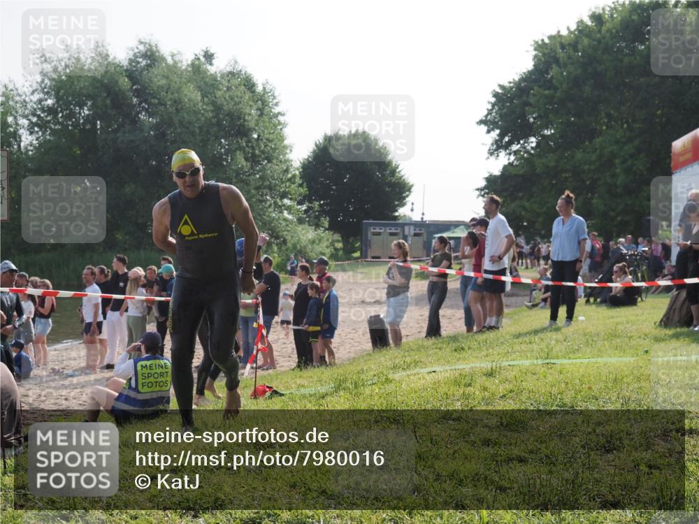 15.06.2025 - 27. Vierlanden-Triathlon KatJ http://msf.ph/oto/7980016 15.06.2025 08:44:06 Schwimmen 23, 84, 97, 153, 183 meine-sportfotos.de