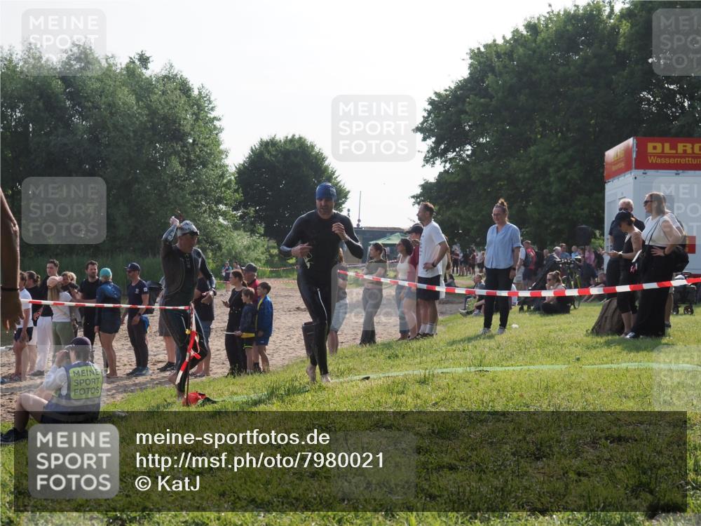 15.06.2025 - 27. Vierlanden-Triathlon KatJ http://msf.ph/oto/7980021 15.06.2025 08:44:07 Schwimmen 23, 84, 97, 153, 183 meine-sportfotos.de