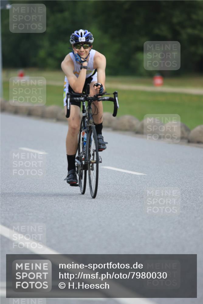 15.06.2025 - 27. Vierlanden-Triathlon H.Heesch http://msf.ph/oto/7980030 15.06.2025 10:37:51 Radfahren 353 meine-sportfotos.de