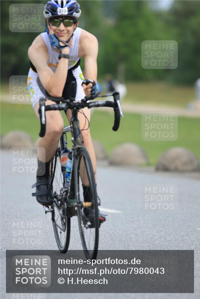 15.06.2025 - 27. Vierlanden-Triathlon H.Heesch http://msf.ph/oto/7980043 15.06.2025 10:37:52 Radfahren 353 meine-sportfotos.de