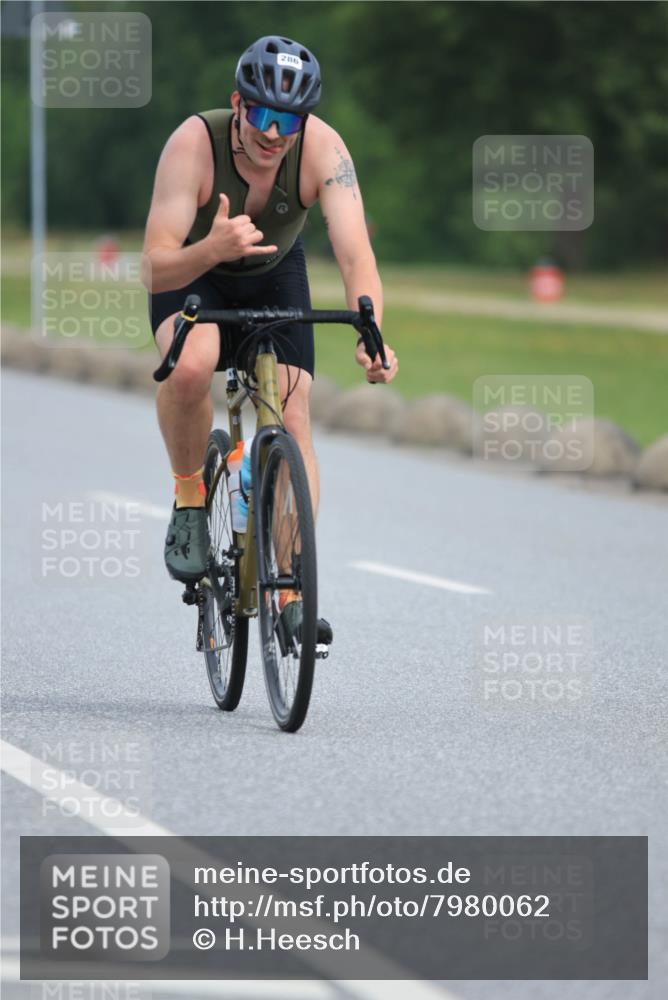 15.06.2025 - 27. Vierlanden-Triathlon H.Heesch http://msf.ph/oto/7980062 15.06.2025 10:38:06 Radfahren 286, 323 meine-sportfotos.de
