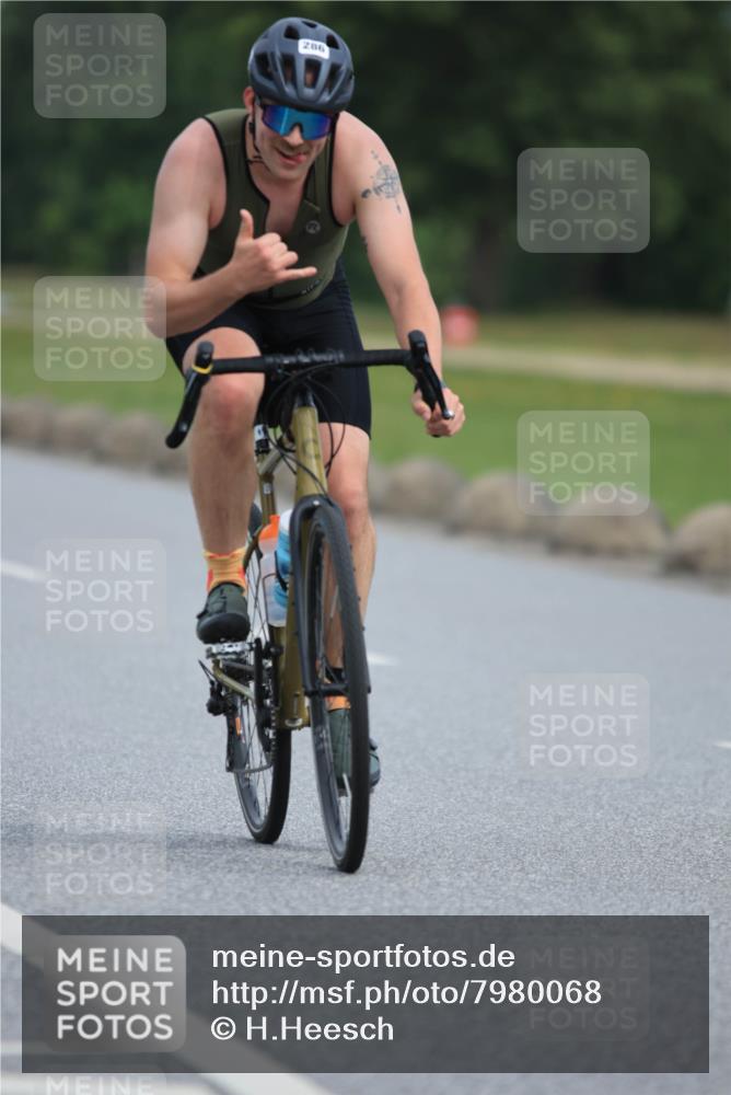 15.06.2025 - 27. Vierlanden-Triathlon H.Heesch http://msf.ph/oto/7980068 15.06.2025 10:38:06 Radfahren 286, 323 meine-sportfotos.de