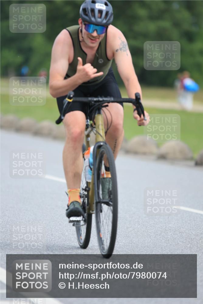 15.06.2025 - 27. Vierlanden-Triathlon H.Heesch http://msf.ph/oto/7980074 15.06.2025 10:38:06 Radfahren 286, 323 meine-sportfotos.de