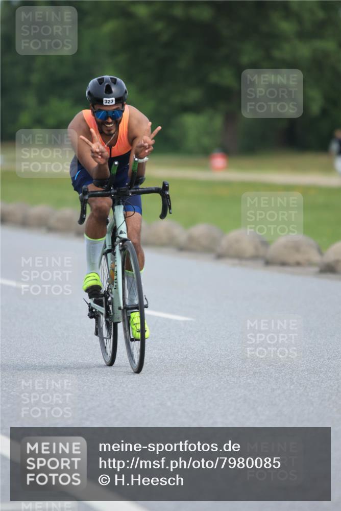 15.06.2025 - 27. Vierlanden-Triathlon H.Heesch http://msf.ph/oto/7980085 15.06.2025 10:38:08 Radfahren 286, 320, 323 meine-sportfotos.de