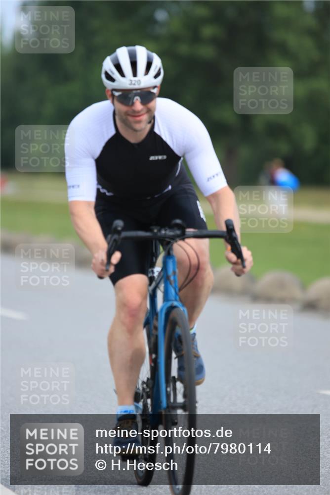 15.06.2025 - 27. Vierlanden-Triathlon H.Heesch http://msf.ph/oto/7980114 15.06.2025 10:38:16 Radfahren 88, 154, 218, 320 meine-sportfotos.de