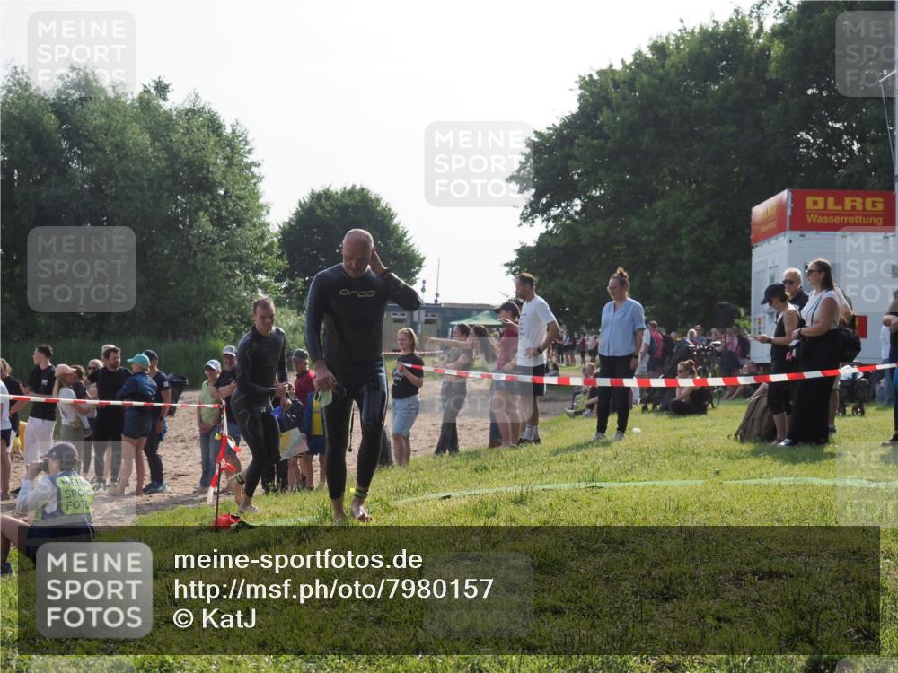 15.06.2025 - 27. Vierlanden-Triathlon KatJ http://msf.ph/oto/7980157 15.06.2025 08:44:18 Schwimmen 130, 173, 174 meine-sportfotos.de