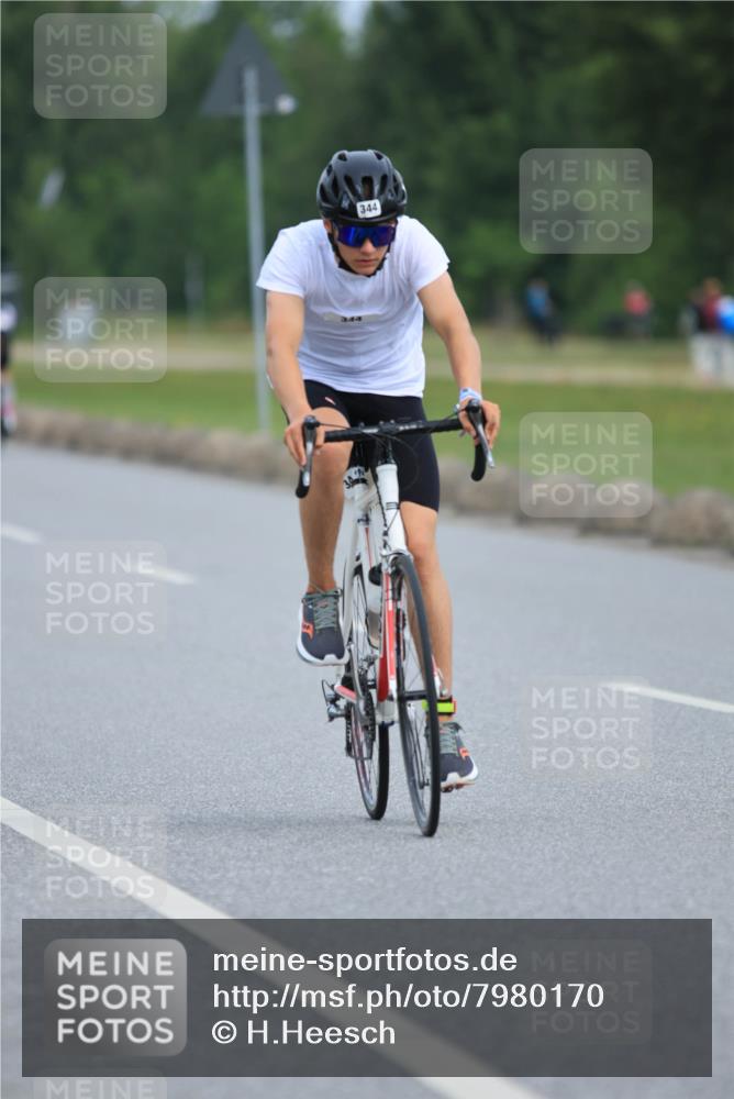15.06.2025 - 27. Vierlanden-Triathlon H.Heesch http://msf.ph/oto/7980170 15.06.2025 10:38:33 Radfahren 343, 344 meine-sportfotos.de