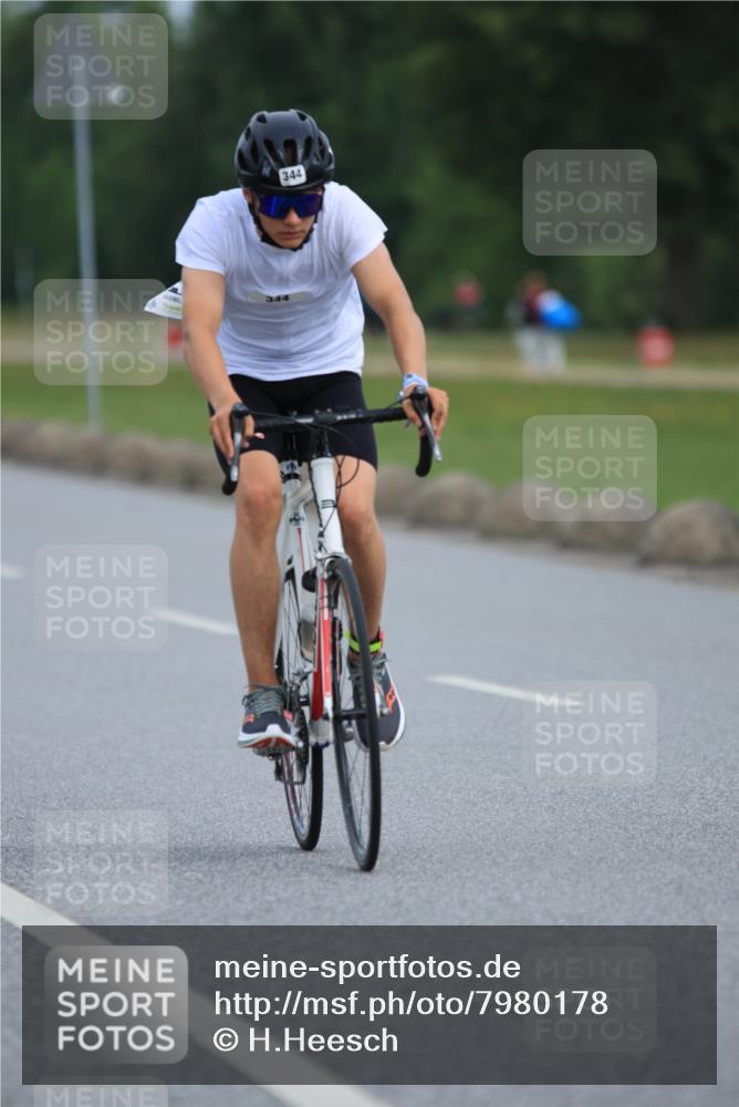 15.06.2025 - 27. Vierlanden-Triathlon H.Heesch http://msf.ph/oto/7980178 15.06.2025 10:38:33 Radfahren 343, 344 meine-sportfotos.de