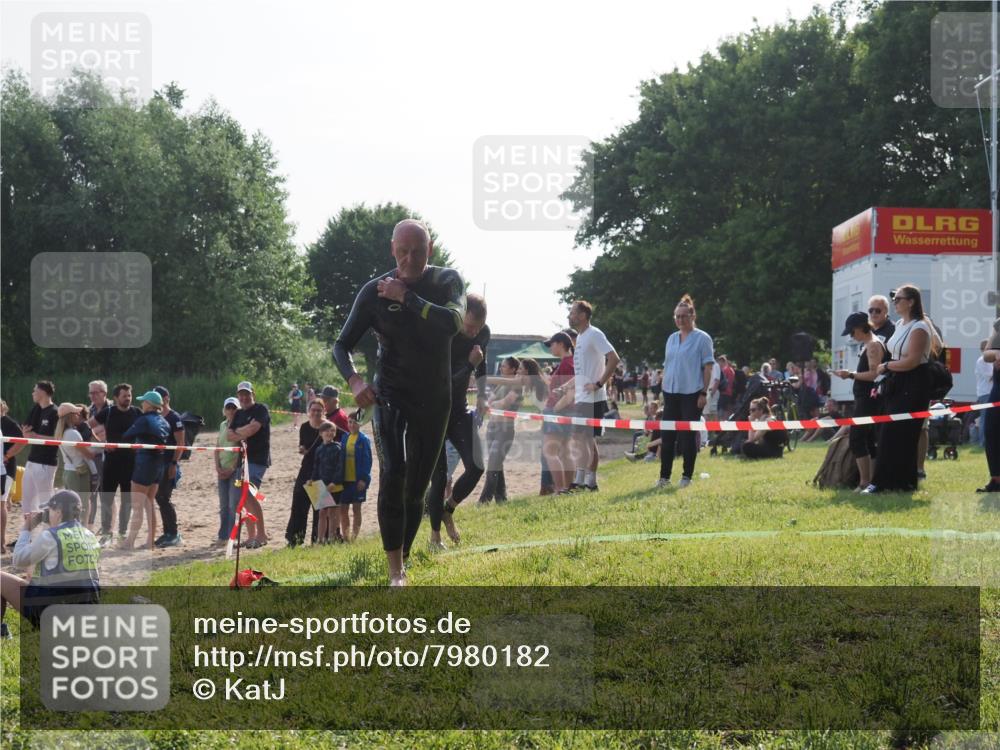 15.06.2025 - 27. Vierlanden-Triathlon KatJ http://msf.ph/oto/7980182 15.06.2025 08:44:18 Schwimmen 130, 173, 174 meine-sportfotos.de