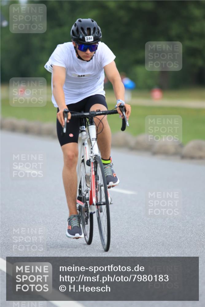 15.06.2025 - 27. Vierlanden-Triathlon H.Heesch http://msf.ph/oto/7980183 15.06.2025 10:38:33 Radfahren 343, 344 meine-sportfotos.de