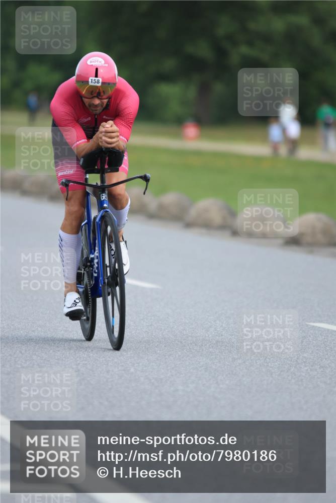 15.06.2025 - 27. Vierlanden-Triathlon H.Heesch http://msf.ph/oto/7980186 15.06.2025 10:38:42 Radfahren 158, 235, 298, 427 meine-sportfotos.de