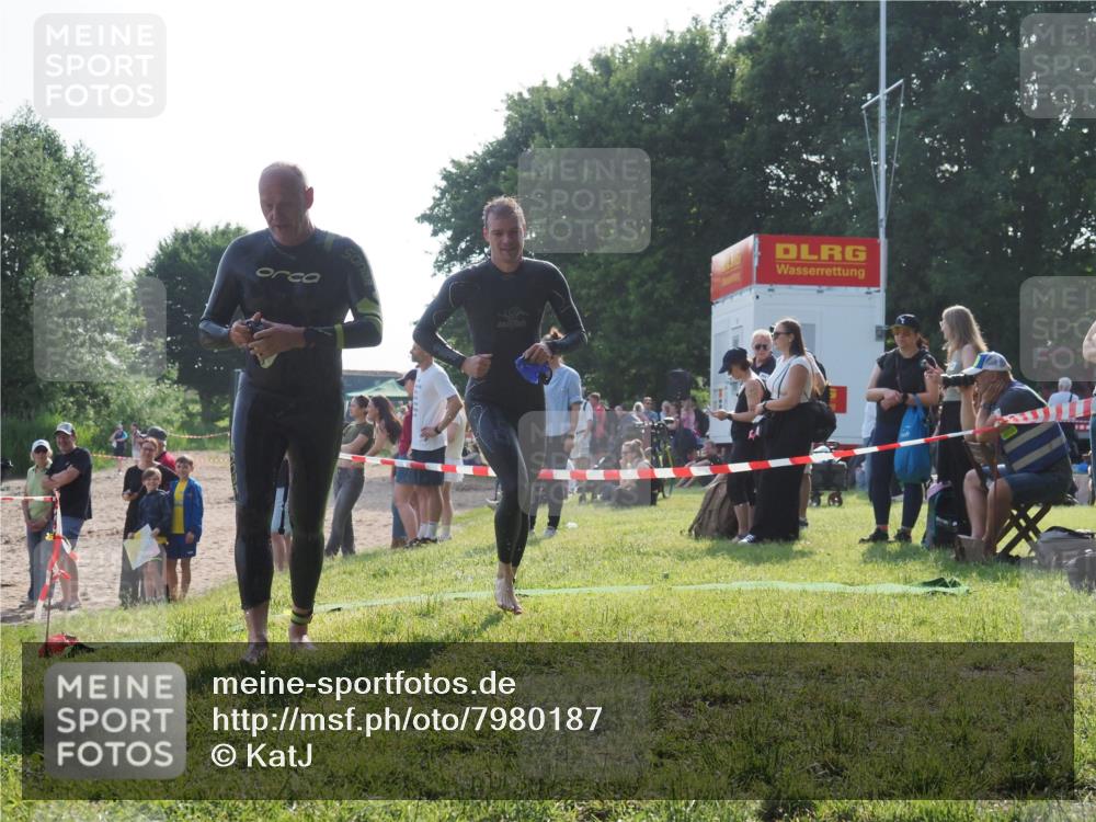 15.06.2025 - 27. Vierlanden-Triathlon KatJ http://msf.ph/oto/7980187 15.06.2025 08:44:19 Schwimmen 130, 173, 174 meine-sportfotos.de