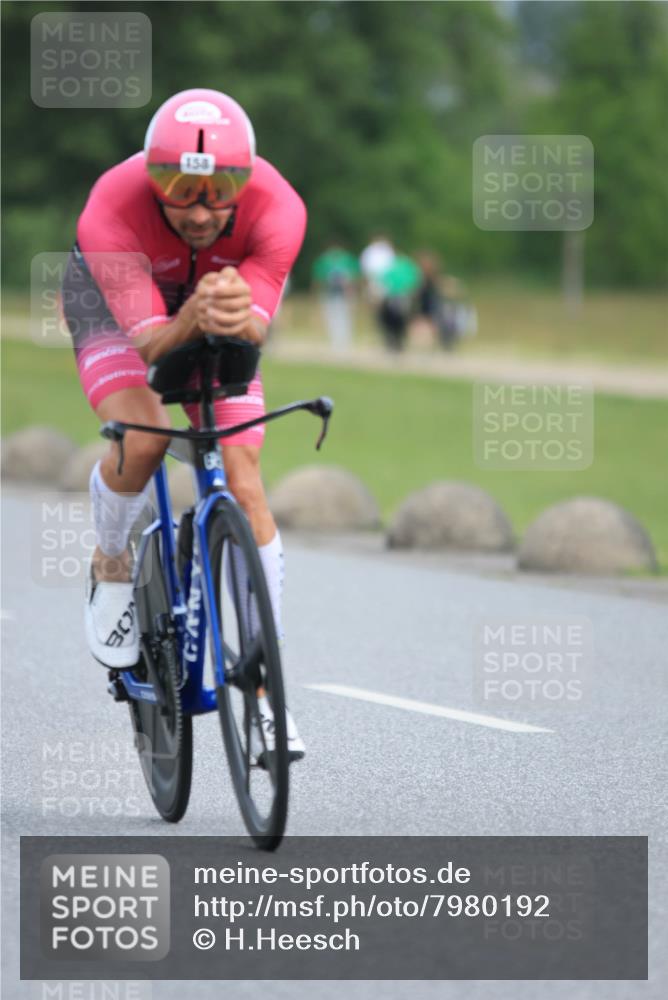 15.06.2025 - 27. Vierlanden-Triathlon H.Heesch http://msf.ph/oto/7980192 15.06.2025 10:38:42 Radfahren 158, 235, 298, 427 meine-sportfotos.de